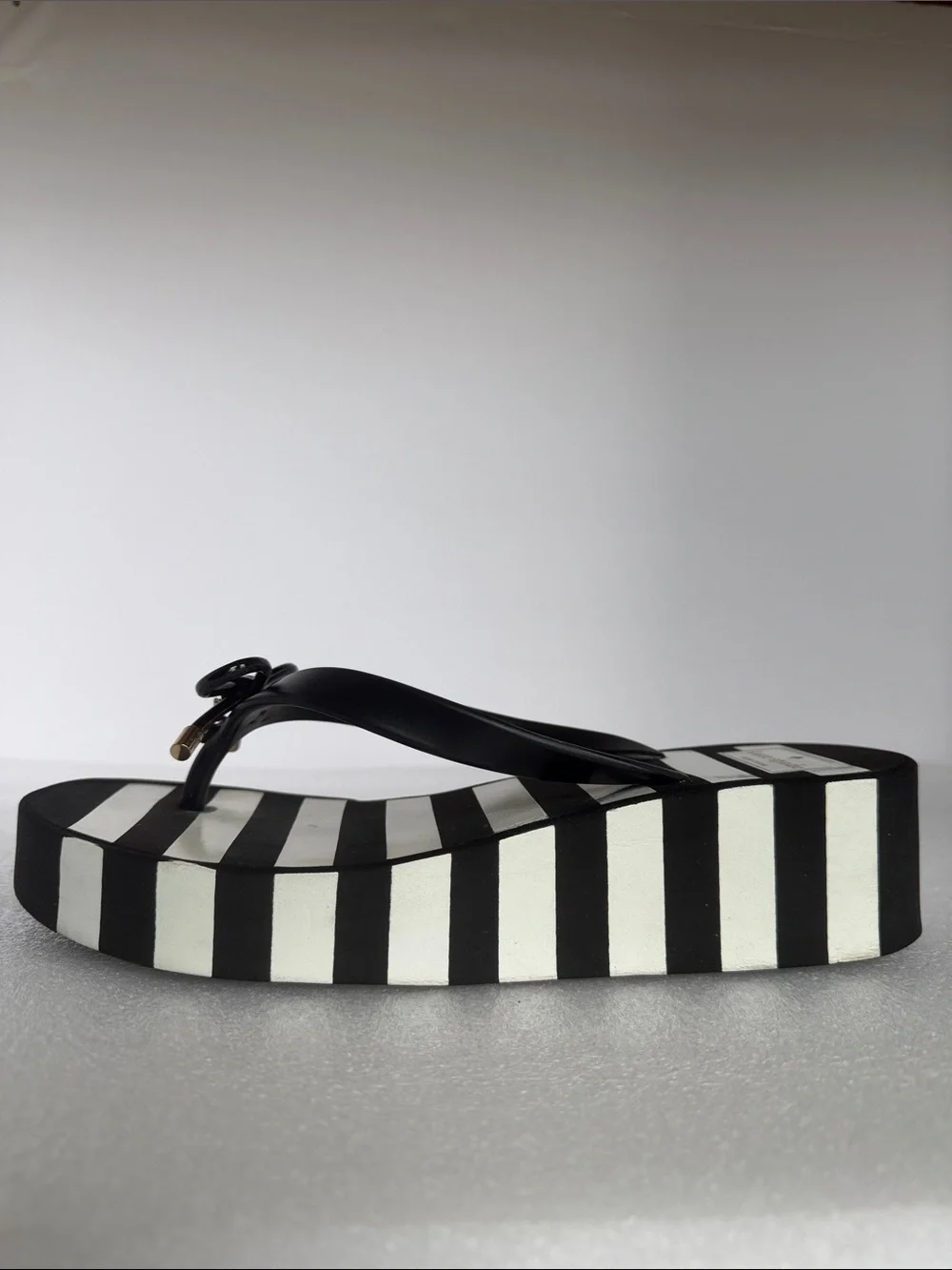 KATE SPADE Rhett Black White Striped Bow Platform Flip Flop Sandals Size 8
